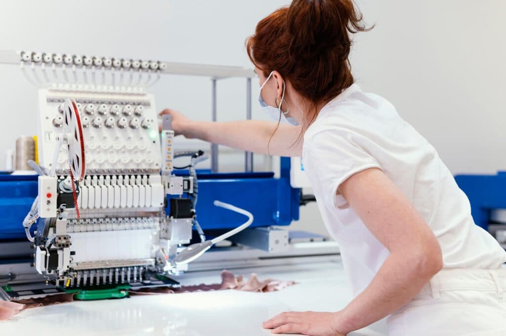 Compras Comerciales vs. Compras Industriales: ¿Por qué Fabricar Uniformes a Pedido es la Mejor Opción?